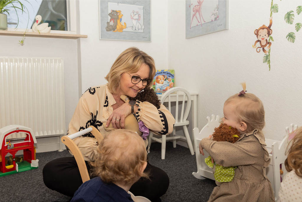 Børnene leger med dukker i Krista Sønderups private børnepasning
