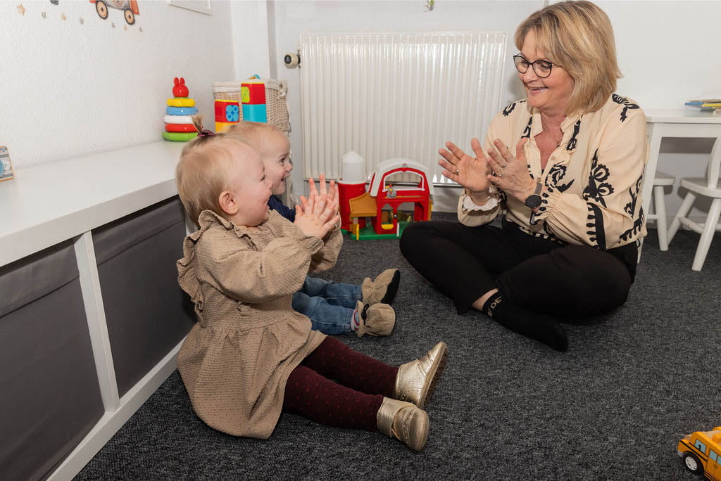 Krista Sønderup laver klappeleg med de børn hun passer i sin private børnepasning