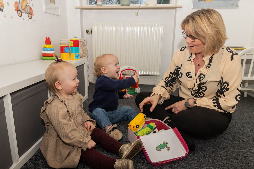 Krista Sønderup leger med legetøj med de børn hun passer i sin private børnepasning