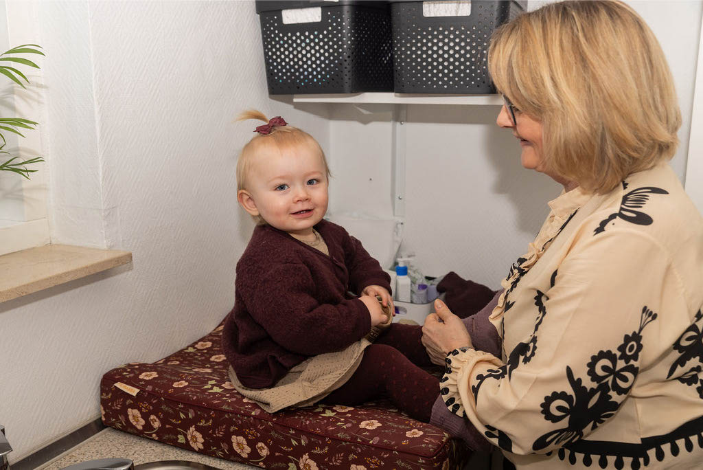 Krista Sønderup gør barn klar i sin private børnepasning