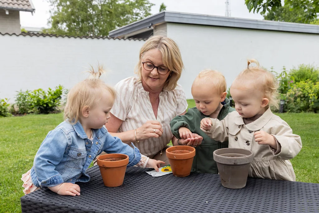 Krista lærer børnene at så frø i sin private børnepasning